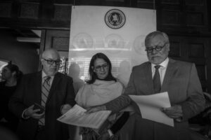 Jaime Arellano, Ana Lorena Delgadillo y José Ugaz integrantes del Panel de Personas Expertas Independientes, acuden a la Corte de Constitucionalidad para presentar un memorial el 3 de febrero de 2026. Foto/Edwin Bercián