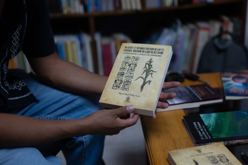 El libro “El manuscrito de la semilla y del sagrado maíz”, escrito por Miguel Oxlaj, durante la entrevista. Foto/Edwin Bercián