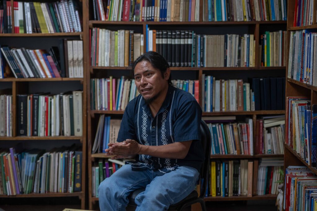 20072026 Entrevista escritor Miguel Oxlaj.JPG El escritor maya Miguel Oxlaj comparte su visión sobre la escritura y la preservación de la memoria desde la literatura. Foto/Edwin Bercián