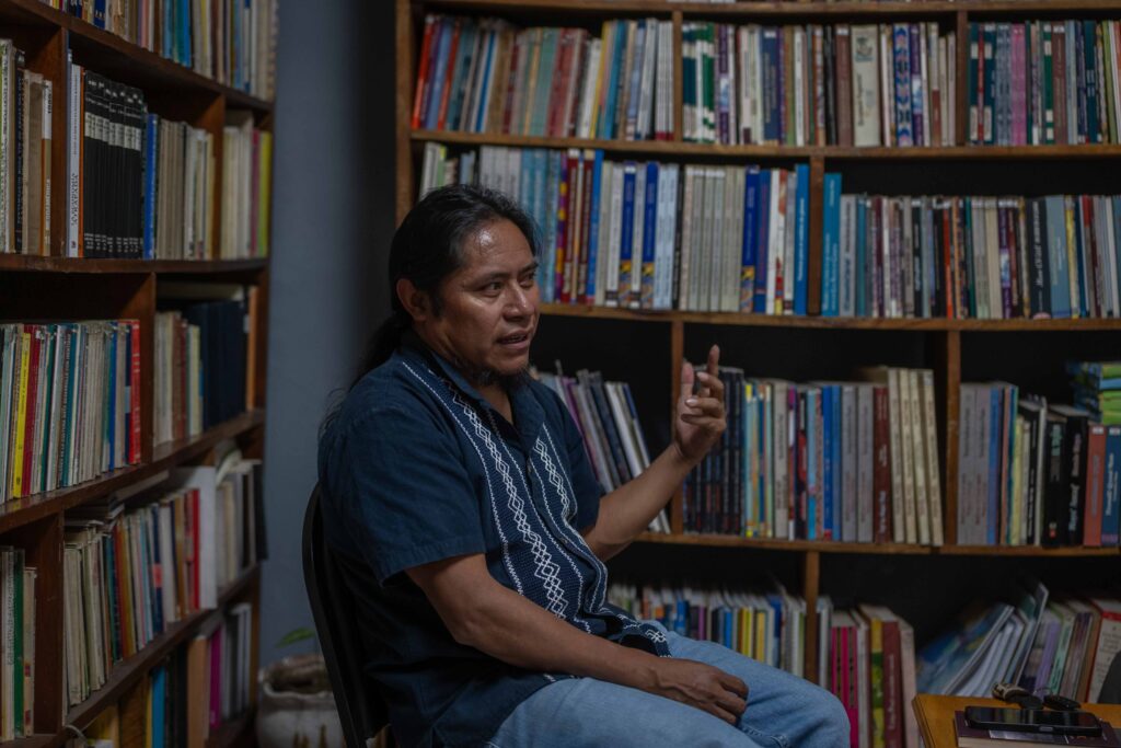 Con una trayectoria dedicada a la literatura, Miguel Oxlaj comparte parte de su proceso creativo. Foto/Edwin Bercián