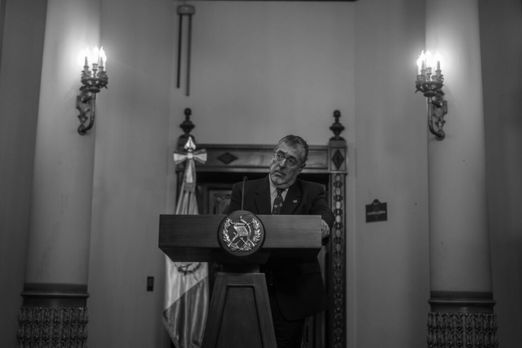 El presidente Bernardo Arévalo responde a preguntas de la prensa durante una conferencia en el Palacio Nacional de la Cultura, el 9 de marzo de 2026. Foto/Edwin Bercián