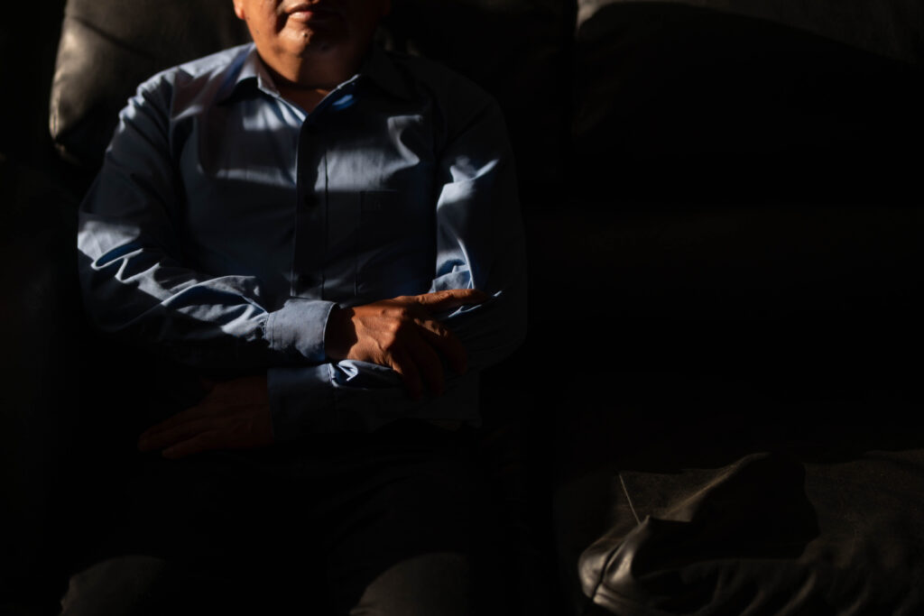 La luz de la tarde se refleja en Marcos*, una persona beneficiada de un programa de trabajo en Canadá, durante una entrevista en julio de 2026. Foto/Edwin Bercián