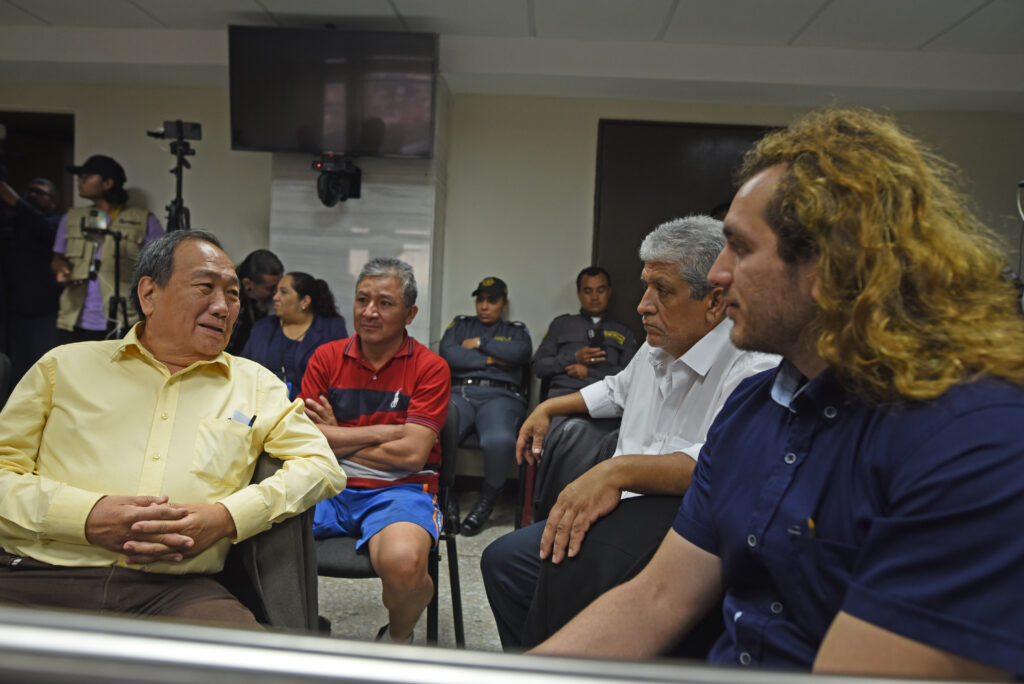 De izquierda a derecha: Rodolfo Chang, Martín Jorge Macario, Alfredo Enrique Beber y Javier Alfonso de León, durante una audiencia del caso “Toma Usac”. Foto/Edwin Bercián