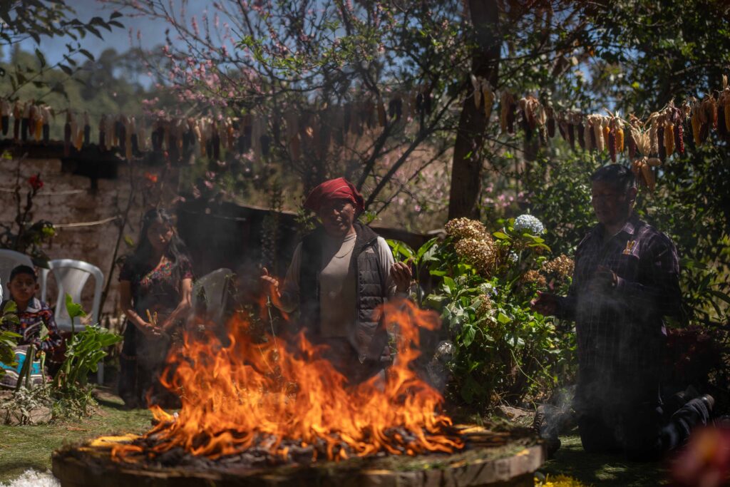 El guía espiritual Tomás Guit, durante una ceremonia maya para bendecir las semillas en Chaquijyá, Sololá, el 6 de marzo de 2026. Foto/Edwin Bercián