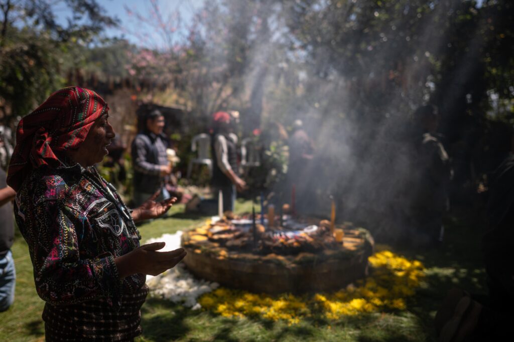 El guía espiritual Tomás Cosiguá, durante una ceremonia maya para bendecir las semillas en Chaquijyá, Sololá, el 6 de marzo de 2026. Foto/Edwin Bercián