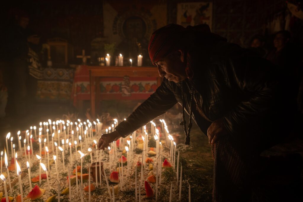 El guía espiritual Tomás Cosiguá, enciende decenas de candelas durante una ceremonia maya para la velación y bendición de las semillas en Chaquijyá, Sololá, el 5 de marzo de 2026. Foto/Edwin Bercián
