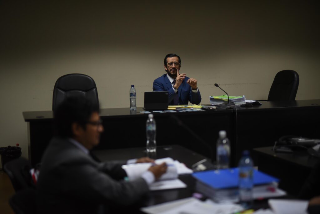 El juez Víctor Cruz, del Juzgado Décimo de Primera Instancia Penal, durante una audiencia del caso “toma de la Usac” el 22 de noviembre de 2023. Foto/Edwin Bercián