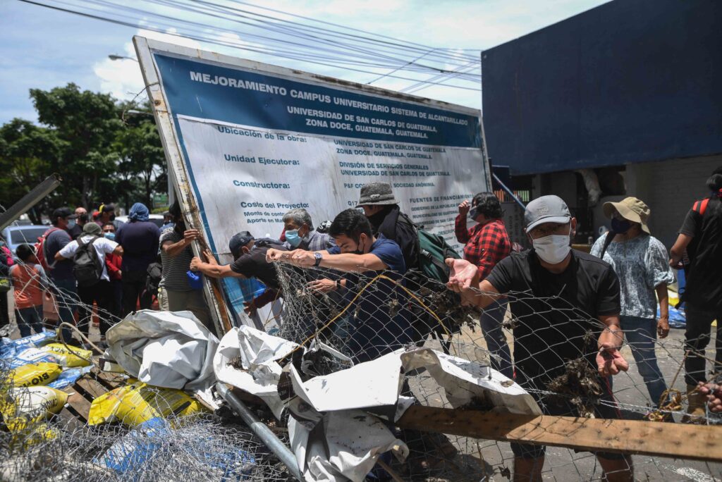 El 4 de agosto de 2022 se registraron incidentes en uno de los ingresos al Campus Central de la Usac, en medio del conflicto por el control de las instalaciones tras la elección de Walter Mazariegos. Foto/Edwin Bercián.