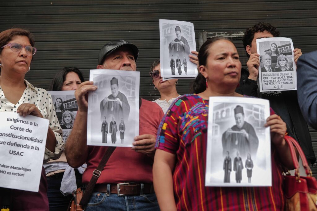 Integrantes de Usac-Dire mostraron carteles durante una conferencia de prensa frente a la Corte de Constitucionalidad, donde cuestionaron las resoluciones sobre la elección de rector de la Universidad de San Carlos, el 2 de junio de 2026. Foto/Edwin Bercián