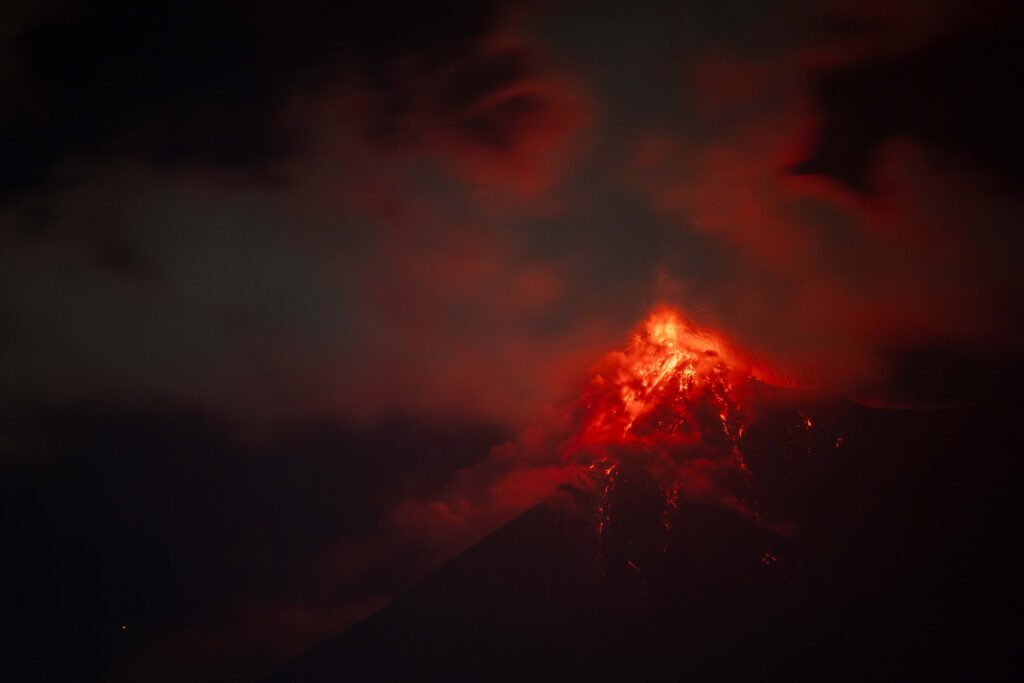 El volcán de fuego visto desde Alotenango, Sacatepéquez, durante su erupción y lanzamiento de cenizas el 4 de agosto de 2026. Foto/Edwin Bercián