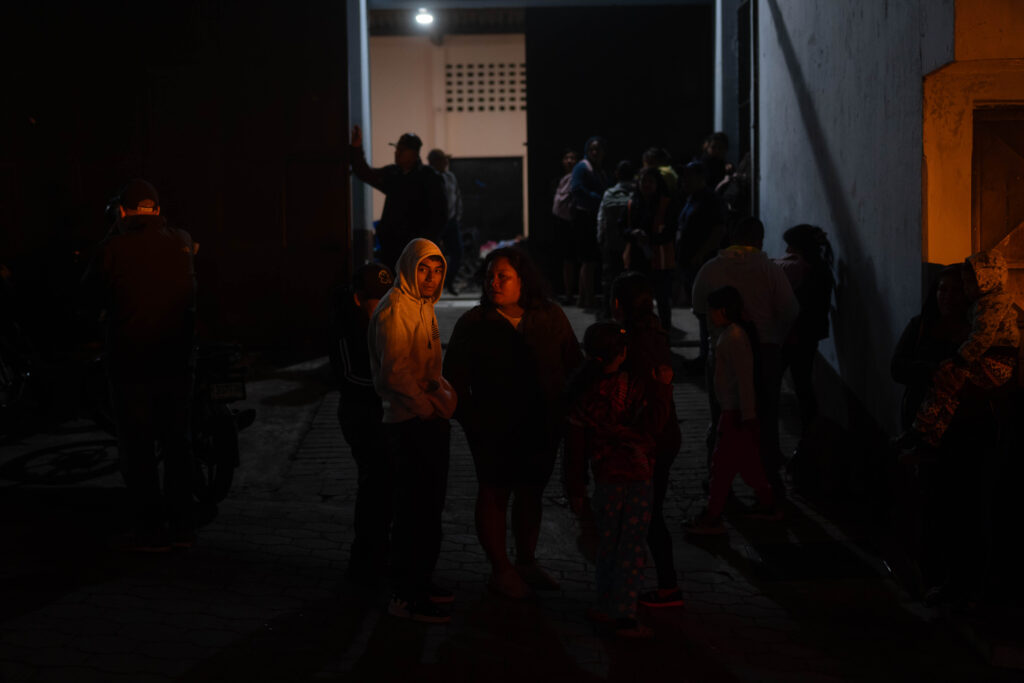 Decenas de personas fueron evacuadas y trasladadas a albergues temporales en Alotenango, Sacatepéquez el 4 de agosto de 2026. Foto/Edwin Bercián