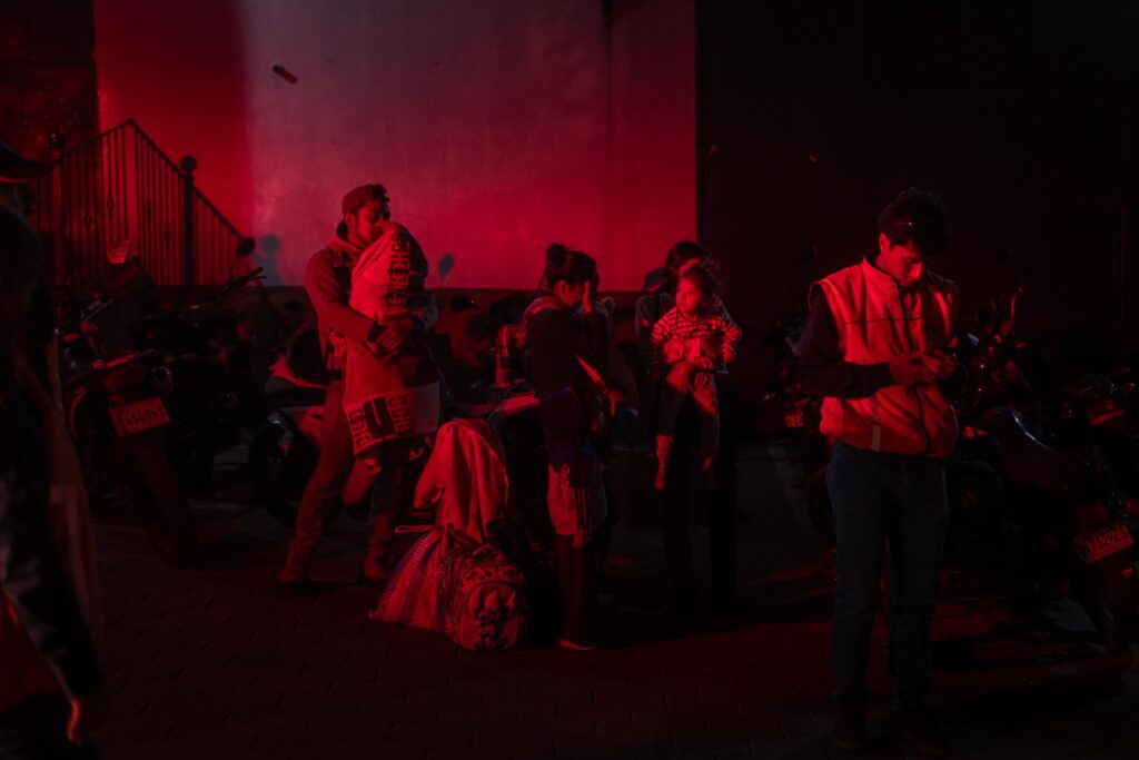 Decenas de personas fueron evacuadas y trasladadas a albergues temporales en Alotenango, Sacatepéquez el 4 de agosto de 2026. Foto/Edwin Bercián