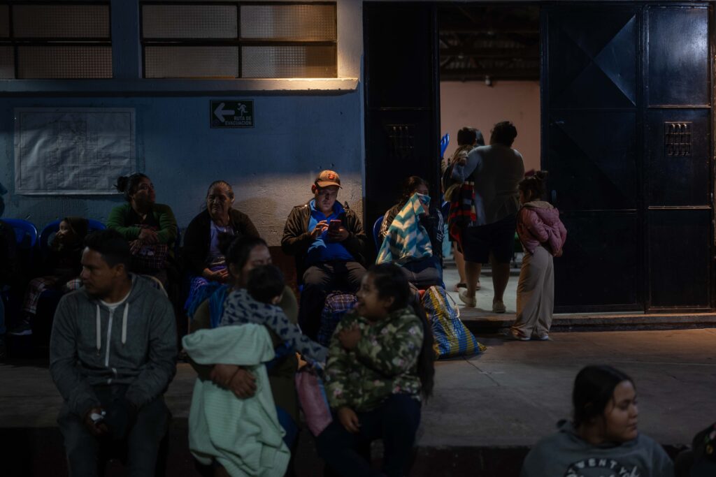 Decenas de personas permanecen en un albergue, luego de ser evacuados por rescatistas el 4 de agosto de 2026. Foto/Edwin Bercián