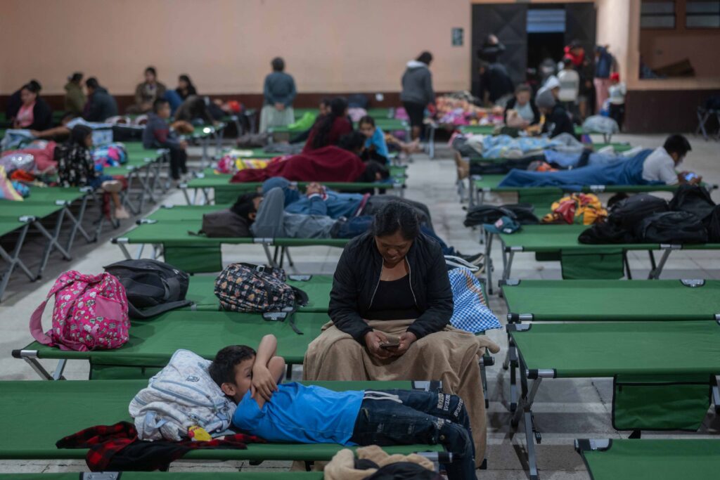 Decenas de personas permanecen en un albergue, luego de ser evacuados por rescatistas el 4 de agosto de 2026. Foto/Edwin Bercián