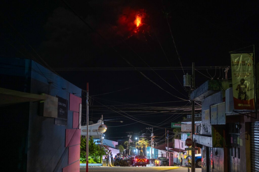 El volcán de fuego visto desde Alotenango, Sacatepéquez, durante su erupción y lanzamiento de cenizas el 4 de agosto de 2026. Foto/Edwin Bercián