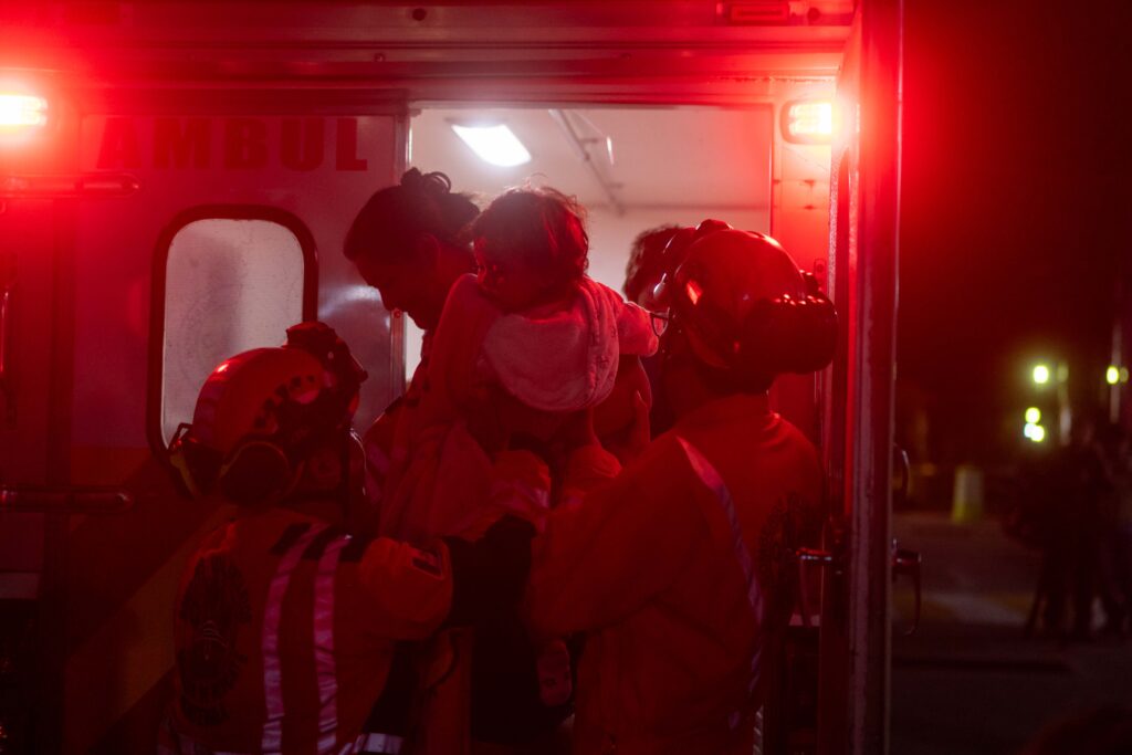 Decenas de personas fueron evacuadas y trasladadas a albergues temporales en Alotenango, Sacatepéquez el 4 de agosto de 2026. Foto/Edwin Bercián