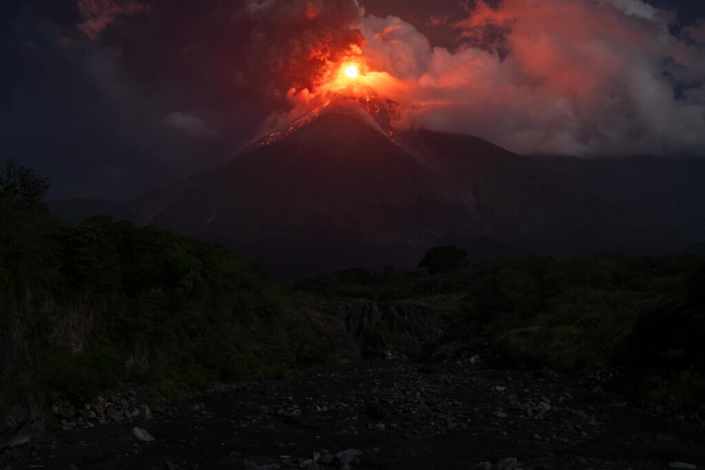 El volcán de fuego visto desde Alotenango, Sacatepéquez, durante su erupción y lanzamiento de cenizas el 4 de agosto de 2026. Foto/Edwin Bercián