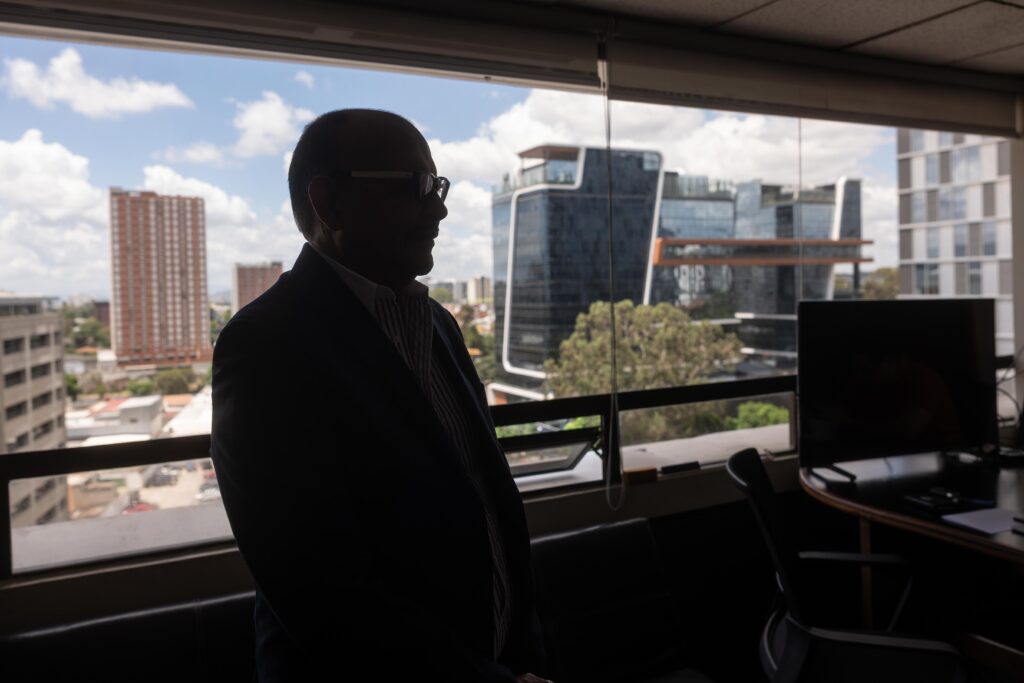 Manfredo Marroquín, especialista en temas de administración de justicia, análisis político, observación electoral, transparencia y lucha contra la corrupción durante una entrevista en su oficina el 5 de agosto de 2026. Foto/Edwin Bercián