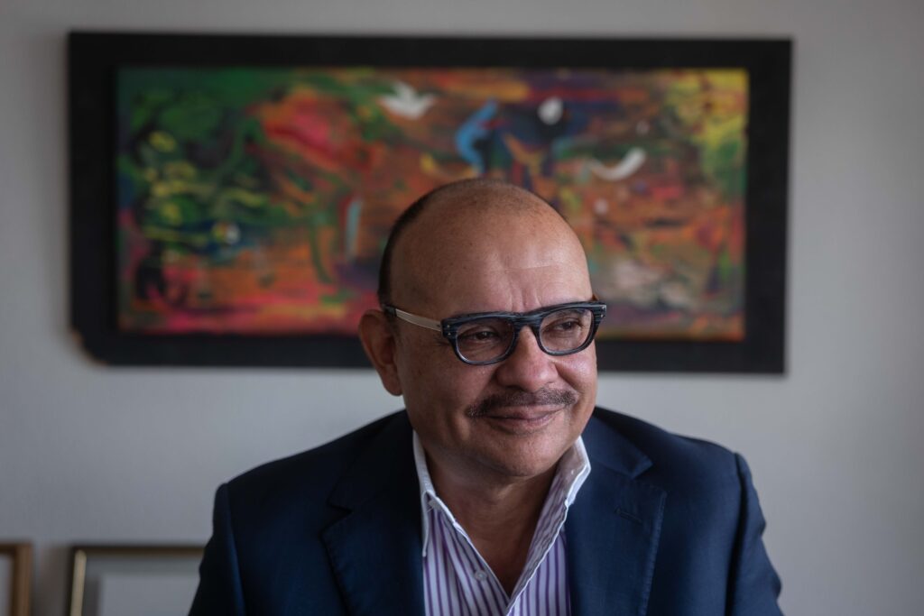 Manfredo Marroquín, especialista en temas de administración de justicia, análisis político, observación electoral, transparencia y lucha contra la corrupción durante una entrevista en su oficina el 5 de agosto de 2026. Foto/Edwin Bercián