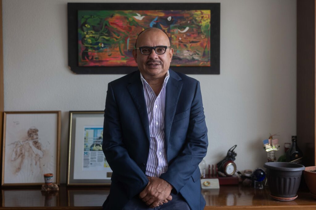 Manfredo Marroquín, especialista en temas de administración de justicia, análisis político, observación electoral, transparencia y lucha contra la corrupción durante una entrevista en su oficina el 5 de agosto de 2026. Foto/Edwin Bercián