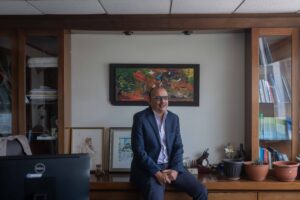 Manfredo Marroquín, especialista en temas de administración de justicia, análisis político, observación electoral, transparencia y lucha contra la corrupción durante una entrevista en su oficina el 5 de agosto de 2026. Foto/Edwin Bercián