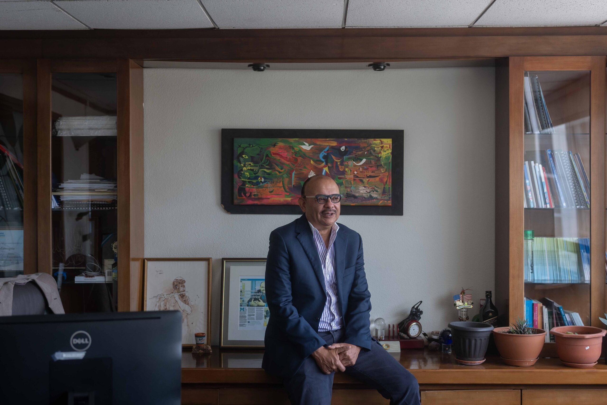 Manfredo Marroquín, especialista en temas de administración de justicia, análisis político, observación electoral, transparencia y lucha contra la corrupción durante una entrevista en su oficina el 5 de agosto de 2026. Foto/Edwin Bercián