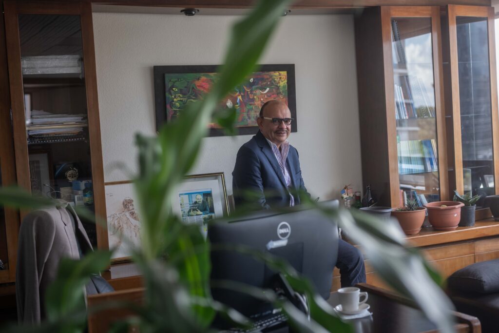 Manfredo Marroquín, especialista en temas de administración de justicia, análisis político, observación electoral, transparencia y lucha contra la corrupción durante una entrevista en su oficina el 5 de agosto de 2026. Foto/Edwin Bercián