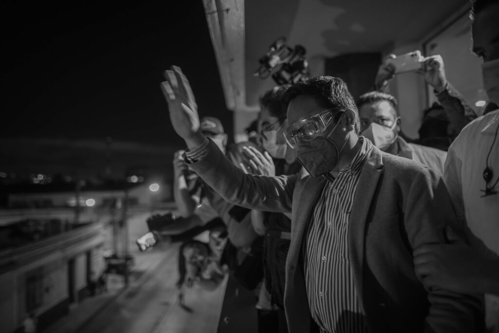 El exfiscal de la FECI, Juan Francisco Sandoval, saluda desde el balcón de la Procuraduría de Derechos Humanos a personas que manifiestan en su apoyo luego de haber sido destituido por Consuelo Porras el 23 de julio de 2021. Foto/Edwin Bercián