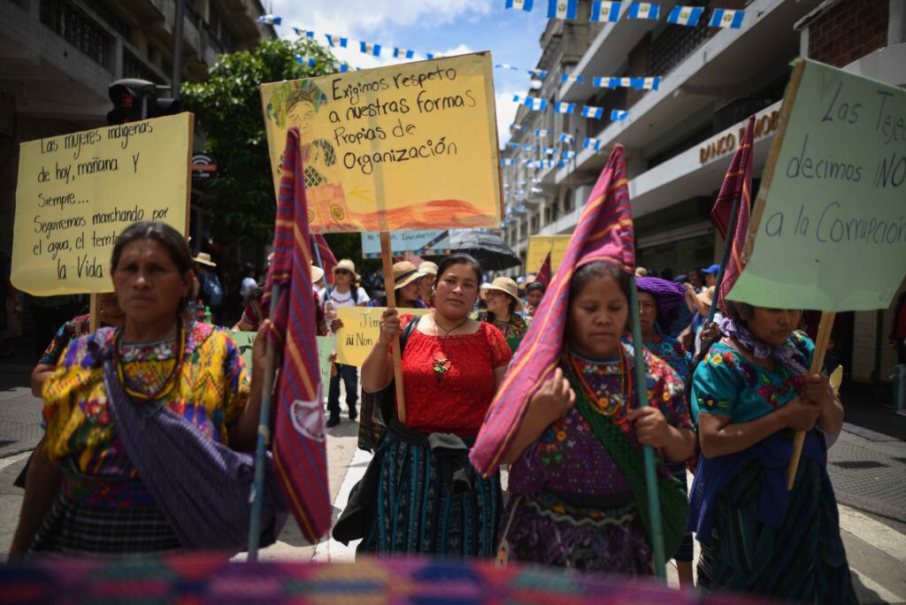 Decenas de mujeres indígenas durante una manifestación por el Día Internacional de la Mujer. Foto/Edwin Bercián