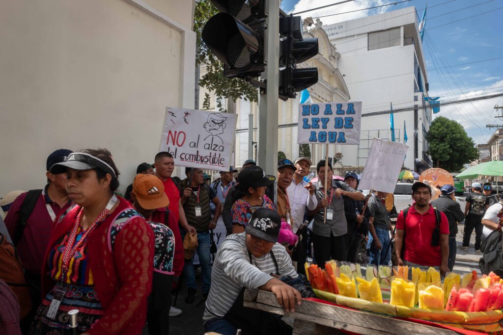 Asistentes observan el desarrollo de la protesta desde una de las calles cercanas al congreso. Foto/Edwin Bercián
