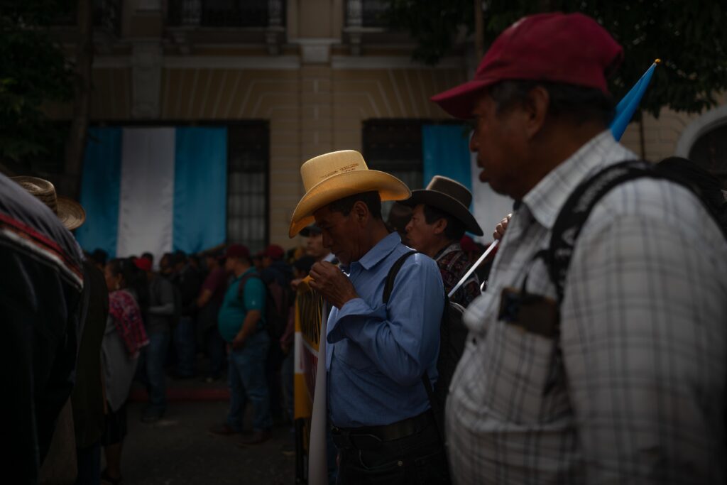 Un manifestante permanece en silencio mientras escucha parte de las consignas frente al congreso. Foto/Edwin Bercián