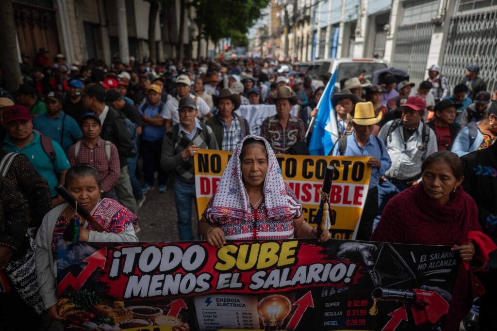 Manifestantes recorren el Centro Histórico de la Ciudad de Guatemala durante la movilización convocada por autoridades indígenas en rechazo al aumento del precio del diésel. Foto/Edwin Bercián