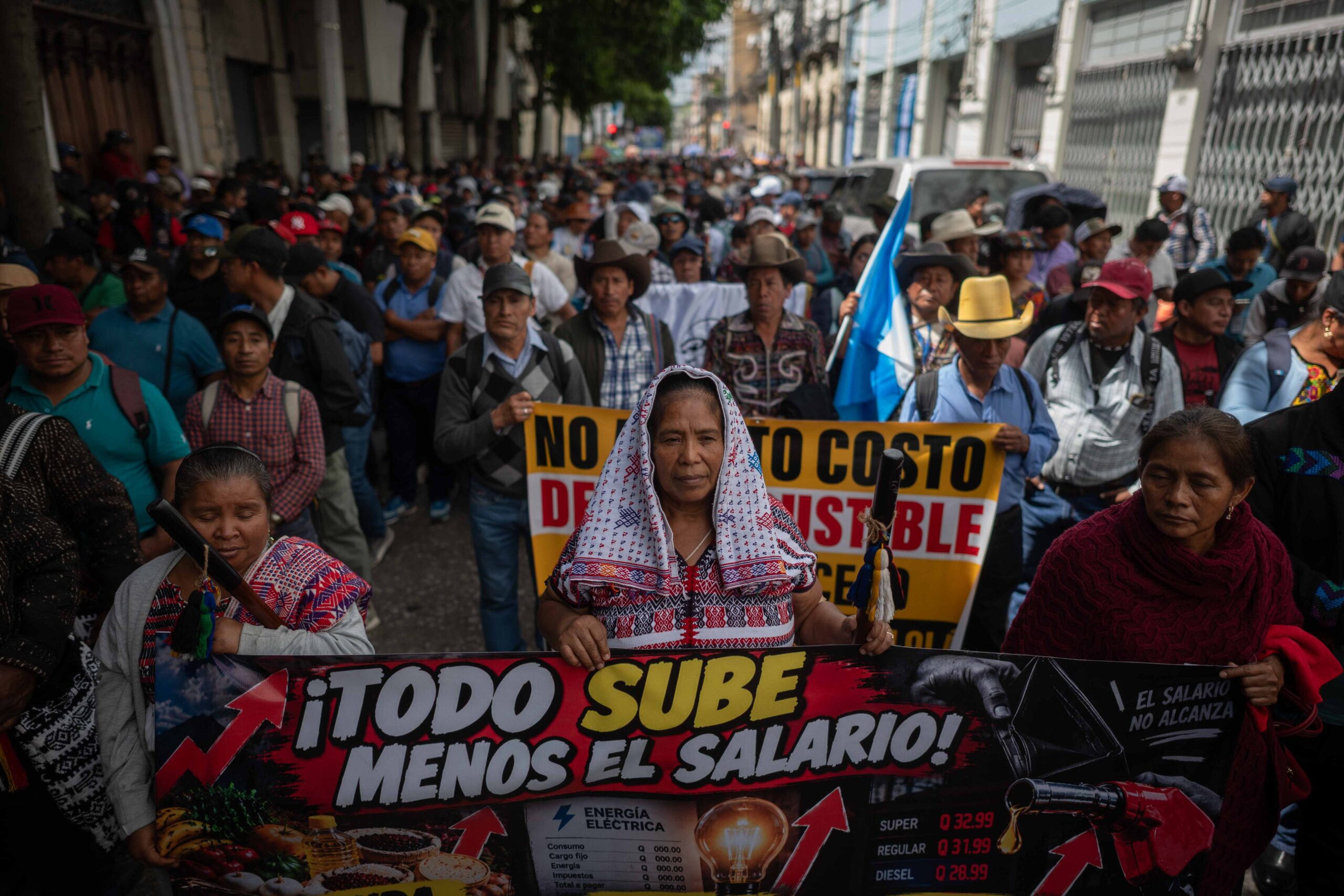 Manifestantes recorren el Centro Histórico de la Ciudad de Guatemala durante la movilización convocada por autoridades indígenas en rechazo al aumento del precio del diésel. Foto/Edwin Bercián