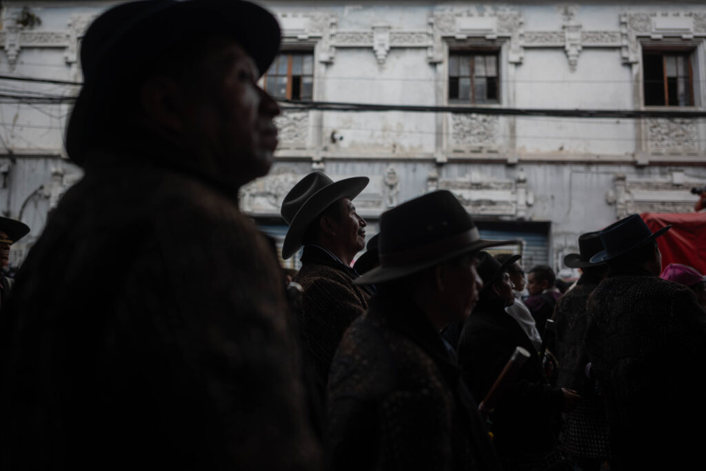 La silueta de varios manifestantes se recorta frente a un edificio histórico mientras continúa la jornada de protesta frente al congreso. Foto/Edwin Bercián