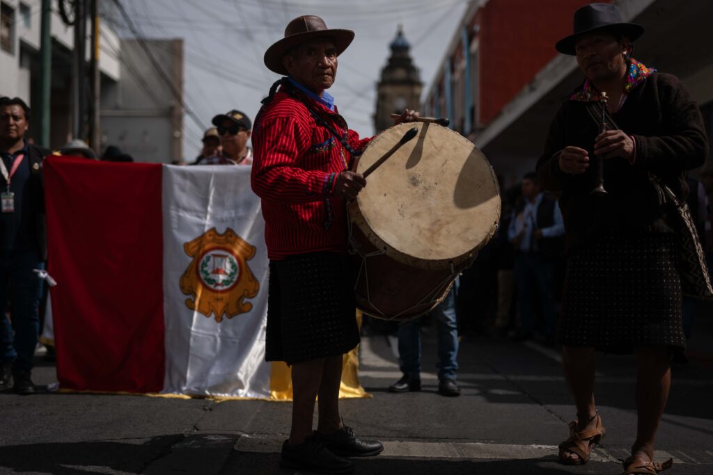 Una persona toca un tambor durante la movilización, acompañando el recorrido de las autoridades indígenas por las calles del Centro Histórico. Foto/Edwin Bercián