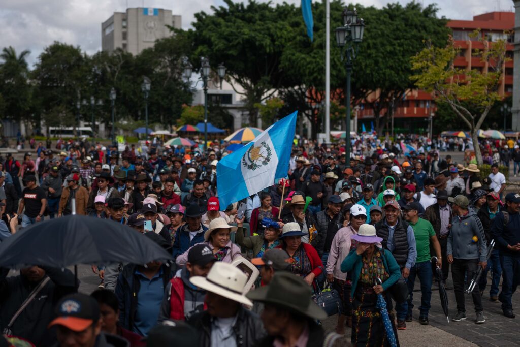 Decenas de manifestantes se concentran en la Plaza de la Constitución durante la jornada de protesta, con banderas de Guatemala entre la multitud. Foto/Edwin Bercián