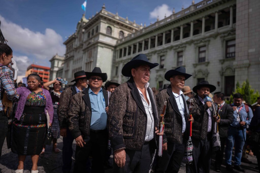 Autoridades indígenas de los 48 Cantones de Totonicapán encabezan la marcha hacia el Congreso de la República para exigir medidas ante el incremento del costo del combustible. Foto/Edwin Bercián