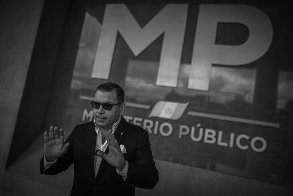 El excandidato presidencial Manuel Baldizón acude al Ministerio Público el 21 de marzo de 2023, durante la campaña presidencial. Foto/Edwin Bercián