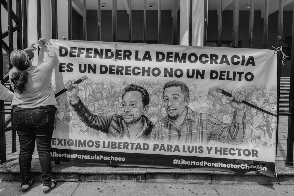 Una pancarta con los retratos del Luis Pacheco y Héctor Chaclán es instalada frente a la sede del Ministerio Público el 2 de octubre de 2025 durante una protesta por su liberación. Foto/Edwin Bercián