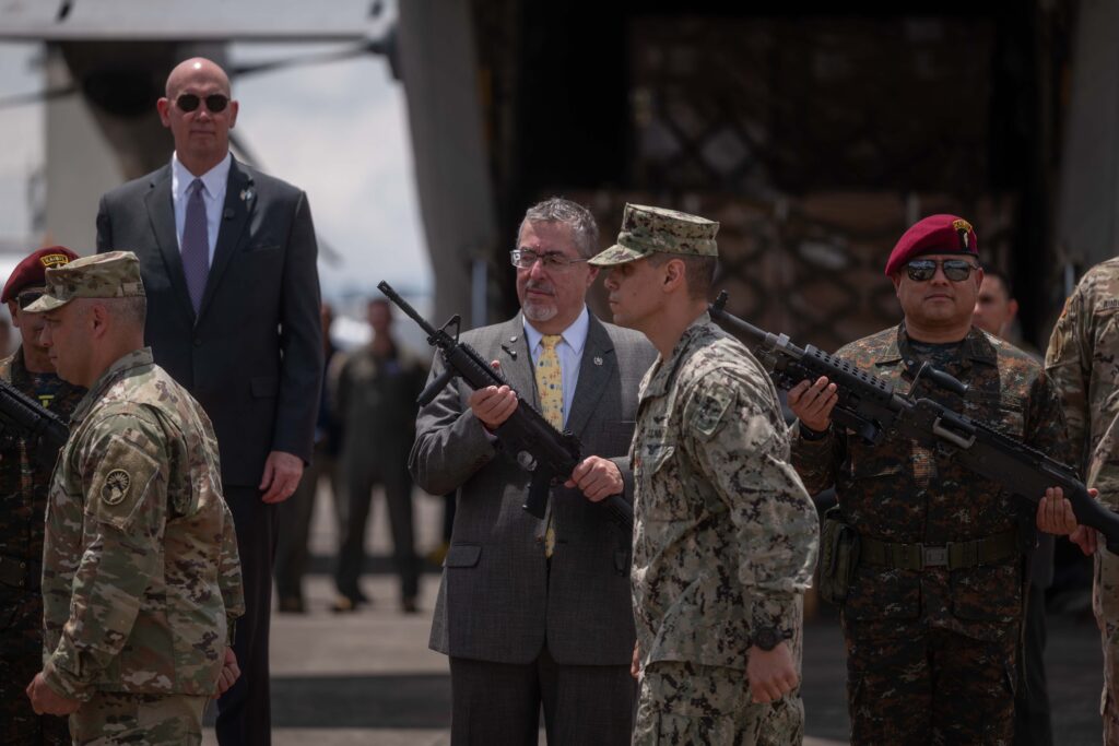 El presidente Bernardo Arévalo sostiene en sus manos un rifle M4A1, luego de que un soldado estadounidense se lo entregara durante un acto protocolario en la Fuerza Aérea Guatemalteca. Foto/Edwin Bercián